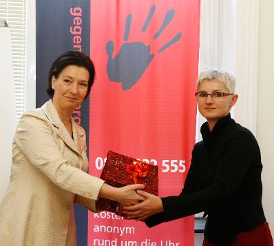 "Gewalt kennt keine Feiertage" Am 21. Dezember 2009 besuchte Bundesministerin für Frauenangelegenheiten und Öffentlichen Dienst Gabriele Heinisch-Hosek (L) die Helpline gegen Männergewalt.