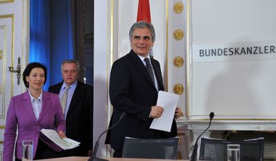 Freitag, den 4. Dezember 2009 präsentierten Bundeskanzler Werner Faymann (R), Sozialminister Rudolf Hundstorfer (M) und Frauenministerin Gabriele Heinisch-Hosek (L) im Bundeskanzleramt in Wien im Rahmen einer Pressekonferenz ein Arbeitsmarkt- und Qualifizierungspaket 2010.