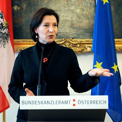 Am 21. Oktober 2009 überreichte die Bundesministerin für Frauenangelegenheiten und Öffentlichen Dienst Gabriele Heinisch-Hosek (im Bild) das ISO 9001 Zertifikat an den Asylgerichtshof.