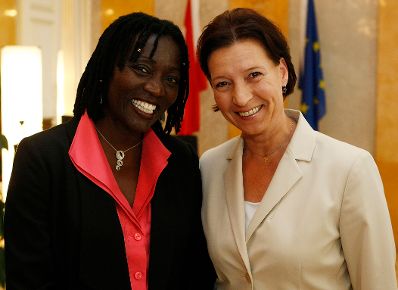 Am 19. Juli 2010 traf Frauenministerin Gabriele Heinisch-Hosek (r.) mit Auma Obama (l.) zum Thema "HIV/AIDS und Frauen" im Bundeskanzleramt zusammen.