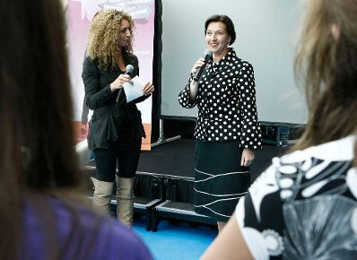 Bundesministerin Heinisch-Hosek bei der Veranstaltung "Finde deinen eigenen Weg - 1. Girl Event in Graz".