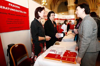 Frauenministerin Gabriele Heinisch-Hosek, Frauenstadträtin Sandra Frauenberger und BesucherInnen der Veranstaltung.