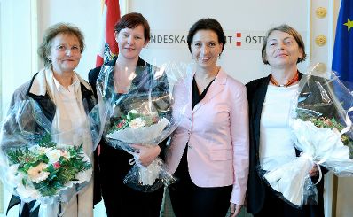 Bundesministerin Heinisch-Hosek (2.v.r.) bei der Präsentation des Frauenberichtes 2010 im Bundeskanzleramt.