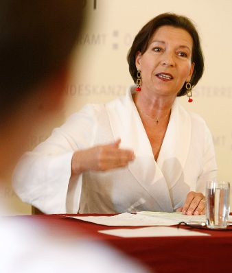 Bundesministerin für Frauenangelegenheiten und Öffentlichen Dienst Gabriele Heinisch-Hosek bei der Präsentation "Zeitverwendungsstudie".