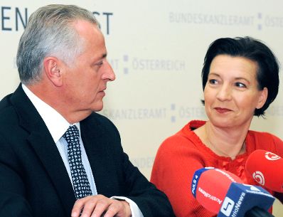 Am 2. Juni 2010 gaben Frauenministerin Gabriele Heinisch-Hosek und Sozialminister Rudolf Hundstorfer eine gemeinsame Pressekonferenz zum Thema gesetzliche Verankerung der Einkommenstransparenz.