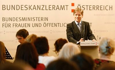 Am 12. Mai 2010 wurden im Bundeskanzleramt in Wien die Johanna-Dohnal-Förderpreise an Dissertantinnen und Diplomandinnen, die ein technisches und/oder feministisches Studium absolvieren verliehen. Im Bild Staatssekretär Josef Ostermayer.