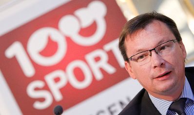 Am 18. Oktober 2011 Bundesminister für Landesverteidigung und Sport Norbert Darabos bei der Pressekonferenz des Vereins "100% Sport".