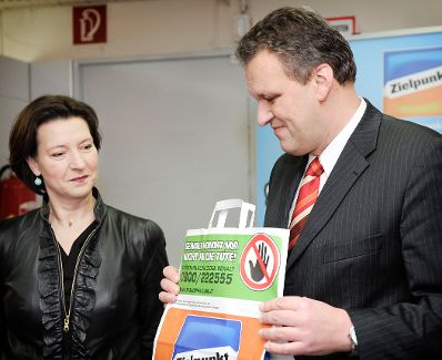 Am 25. November 2011, Internationaler Tag gegen Gewalt an Frauen, Frauenministerin Gabriele Heinisch-Hosek (l.) bei der Aktion "Gewalt kommt mir nicht in die Tüte / gemeinsam mit Zielpunkt". Zielpunkt-Vorstandsvorsitzender Jan Satek (r.).