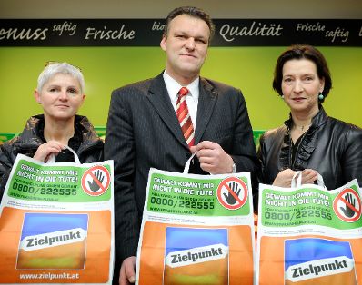 Am 25. November 2011, Internationaler Tag gegen Gewalt an Frauen, Frauenministerin Gabriele Heinisch-Hosek bei der Aktion "Gewalt kommt mir nicht in die Tüte / gemeinsam mit Zielpunkt".