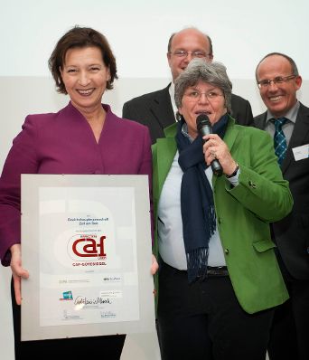 Bundesministerin Gabriele Heinisch-Hosek bei der Verleihung des CAF-Gütesiegels an die Bezirkshauptmannschaft Zell am See.