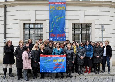 Am 21. November 2012 fand die Fahnenhissaktion mit Frauenministerin Gabriele Heinisch-Hosek zum Thema "16 Tage gegen Gewalt" vor dem Frauenministerium statt.