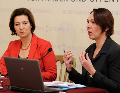 Am 28. November 2012 präsentierte Frauenministerin Gabriele Heinisch-Hosek (l.) gemeinsam mit Christina Matzka (r.) im Rahmen der „16 Tage gegen Gewalt“ den Frauenbarometer mit dem Schwerpunkt „Gewalt im sozialen Nahraum“.