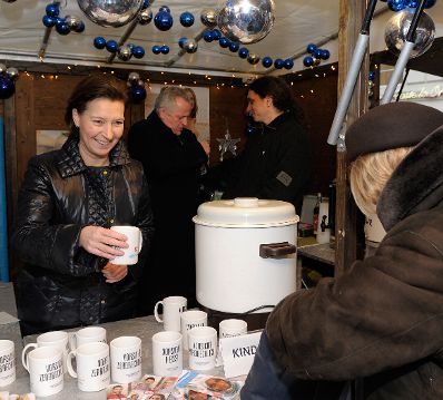 Am 21. Dezember 2012 schenkten Frauenministerin Gabriele Heinisch-Hosek (l.) und Sozialminister Rudolf Hundstorfer Punsch als Statement gegen „Gewalt an Frauen/White Ribbon“ am Weihnachtsmarkt bei der Freyung, Wien aus.