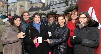 Am 21. Dezember 2012 schenkten Frauenministerin Gabriele Heinisch-Hosek (m.) und Sozialminister Rudolf Hundstorfer Punsch als Statement gegen „Gewalt an Frauen/White Ribbon“ am Weihnachtsmarkt bei der Freyung, Wien aus.