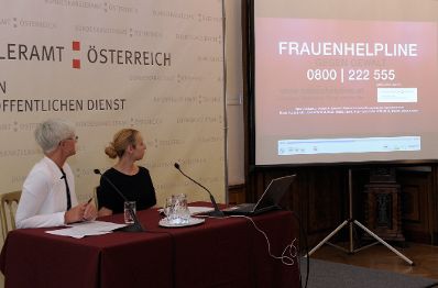 Am 3. September 2013 präsentierte Sektionschefin Ines Stilling (r.) gemeinsam mit der Geschäftsführerin der Autonomen Frauenhäuser Österreich Maria Rösslhumer (l.) die neue Kampagne der Frauenhelpline gegen Gewalt.