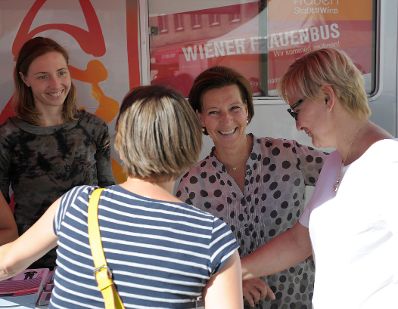 Am 10. September 2013 besuchte Frauenministerin Gabriele Heinisch-Hosek (im Bild) den Wiener Frauenbus, die mobile Beratungsstelle der Frauenabteilung der Stadt Wien.