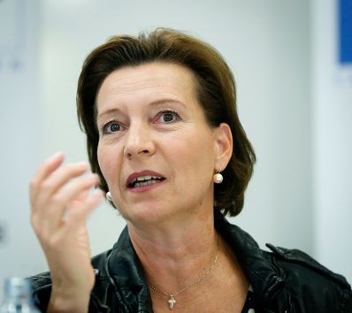 Am 23. September 2013 präsentierte Frauenministerin Gabriele Heinisch-Hosek (im Bild) das "Babymonat" an der Fachhochschule des bfi Wien GmbH.