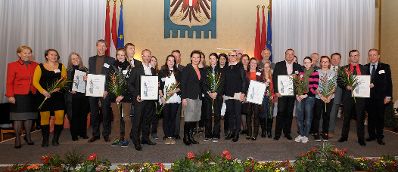 Am 15. Oktober 2013 nahm Frauenministerin Gabriele Heinisch-Hosek an der Verleihung des Amazone Awards des Vereins Spungbrett teil. Im Bild mit allen teilnehmenden Betrieben der Kategorie "Kleinst- und Kleinbetriebe".
