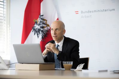 Am 3. Mai 2021 nahm Bundesminister Martin Kocher (im Bild) an einer Videokonferenz mit Wirtschaftspublizisten teil.