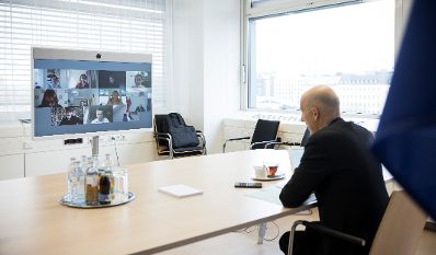 Am 6. Mai 2021 nahm Bundesminister Martin Kocher (im Bild) an einer Videokonferenz mit Pflegeorganisationen teil.