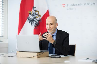 Am 10. Mai 2021 nahm Bundesminister Martin Kocher (im Bild) an einer Videokonferenz mit der Schülerunion teil.