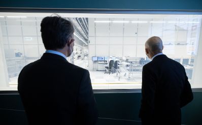 Am 25. Mai 2021 besuchte Bundesminister Martin Kocher (r.) im Rahmen seines Bundesländertags in Kärnten das Unternehmen Infineon Technologies.