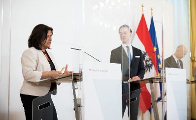 Am 6. Juni 2021 2021 fand der Sozialpartnergipfel statt. Im Bild (v.l.n.r.) Bundesarbeitskammer-Präsidentin Renate Anderl, Bundesminister Gernot Blümel und Bundesminister Martin Kocher.