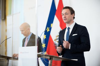 Am 8. Juni 2021 fand eine Pressekonferenz zur aktuellen Lage am Arbeitsmarkt statt. Im Bild Bundesminister Martin Kocher (l.) und Bundesminister Gernot Blümel (r.).