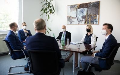 Am 29. Juni 2021 besuchte Bundesminister Martin Kocher (m.r.) die Insolvenz-Entgelt-Fonds Service GmbH.
