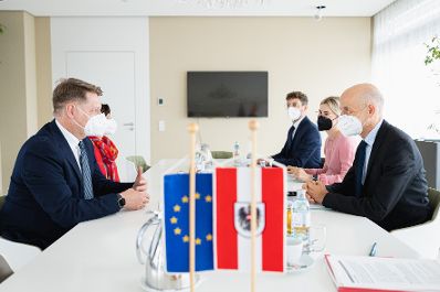 Am 2. Juli 2021 traf Bundesminister Martin Kocher (r.) den Geschäftsführer der Europäischen Arbeitsbehörde (ELA), Cosmin Bioangiu (l.), zu einem Arbeitsgespräch