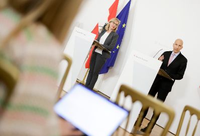 Im Bild Bundesministerin Leonore Gewessler (l.) mit Bundesminister Martin Kocher (r.) nach dem Ministerrat am 7. Juli 2021.