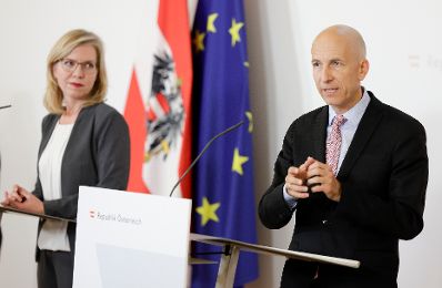 Im Bild Bundesministerin Leonore Gewessler (l.) mit Bundesminister Martin Kocher (r.) nach dem Ministerrat am 7. Juli 2021.