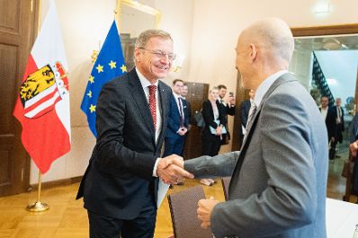 Am 16. Juli 2021 traf Bundesminister Martin Kocher (r.) im Rahmen seines Bundesländertags in Oberösterreich den Landeshauptmann von Oberösterreich Thomas Stelzer (l.) zu einem Arbeitsgespräch.