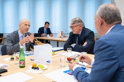 Am 16. Juli 2021 besuchte Bundesminister Martin Kocher (l.) im Rahmen seines Bundesländertags in Oberösterreich die AMS Landesgeschäftsstelle Oberösterreich gemeinsam mit mit EU-Kommissar Nicolas Schmit (m.).