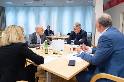 Am 16. Juli 2021 besuchte Bundesminister Martin Kocher (m.l.) im Rahmen seines Bundesländertags in Oberösterreich die AMS Landesgeschäftsstelle Oberösterreich gemeinsam mit mit EU-Kommissar Nicolas Schmit (m.r.).