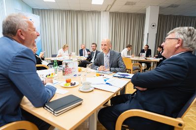 Am 16. Juli 2021 besuchte Bundesminister Martin Kocher (m.) im Rahmen seines Bundesländertags in Oberösterreich die AMS Landesgeschäftsstelle Oberösterreich gemeinsam mit mit EU-Kommissar Nicolas Schmit (r.).