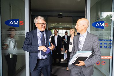 Am 16. Juli 2021 besuchte Bundesminister Martin Kocher (r.) im Rahmen seines Bundesländertags in Oberösterreich die AMS Landesgeschäftsstelle Oberösterreich gemeinsam mit mit EU-Kommissar Nicolas Schmit (l.).