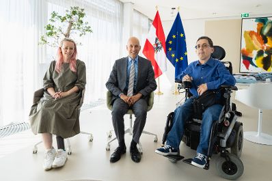 Am 29. Juli 2021 traf Bundesminister Martin Kocher (m.) Christine Steger (l.) und Martin Ladstätter (r.) zu einem Arbeitsgespräch.
