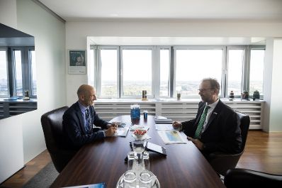 Am 30. August 2021 besuchte Bundesminister Martin Kocher (l.) die Borealis AG. Im Bild mit dem CEO der Borealis AG Thomas Gangl (r.).
