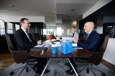 Am 30. August 2021 besuchte Bundesminister Martin Kocher (r.) die Borealis AG. Im Bild mit dem CEO der Borealis AG Thomas Gangl (l.).