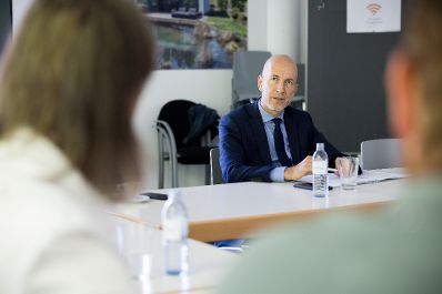Am 6. September 2021 besuchte Bundesminister Martin Kocher (m.) im Rahmen seines Bundesländertags in der Steiermark die Gaulhofer Industrieholding.