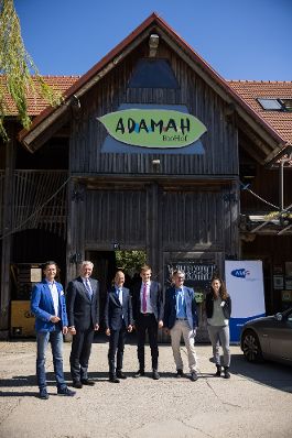 Am 9. September 2021 besuchte Bundesminister Martin Kocher (m.l.) die Jobbörse Biohof Adamah.