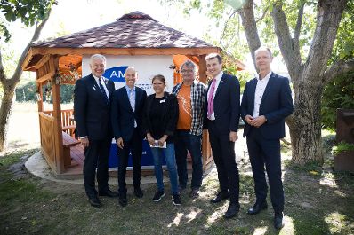 Am 9. September 2021 besuchte Bundesminister Martin Kocher (2.v..l.) die Jobbörse Biohof Adamah.