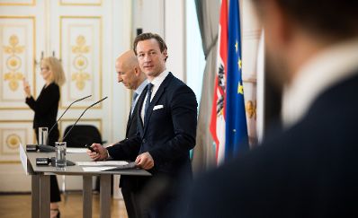 Am 14. September 2021 fand eine Pressekonferenz zur aktuellen Lage am Arbeitsmarkt statt. Im Bild Bundesminister Martin Kocher (l.) und Bundesminister Gernot Blümel (r.).