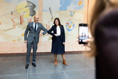 Am 22. September 2021 reiste Bundesminister Martin Kocher (l.) zu einem Arbeitsbesuch nach Stockholm. Im Bild mit der schwedischen Arbeitsministerin Eva Nordmark (r.).