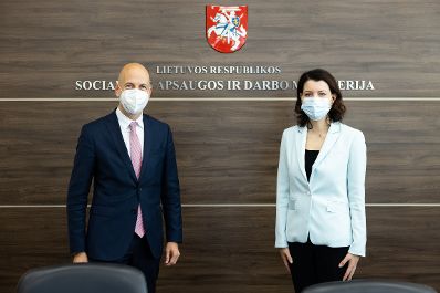 Am 5. Oktober 2021 reiste Bundesminister Martin Kocher (l.) zu einem Arbeitsbesuch nach Vilnius. Im Bild mit der litauischen Arbeits- und Sozialministerin Monika Navickienė (r.).