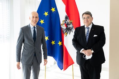 Am 8. Oktober 2021 traf Bundesminister Martin Kocher (l.) Emil Hurezeanu, Botschafter von Rumänien (r.) zu einem Arbeitsgespräch.