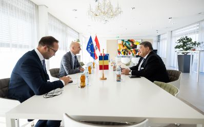 Am 8. Oktober 2021 traf Bundesminister Martin Kocher (2.v.l.) Emil Hurezeanu, Botschafter von Rumänien (r.) zu einem Arbeitsgespräch.