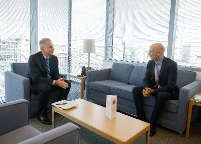 Am 18. Oktober 2021 reiste Bundesminister Martin Kocher (r.) zu einem mehrtägigen Arbeitsbesuch nach Washington. Im Bild mit der IWF Europadirektor Alfred Kammer (l.).