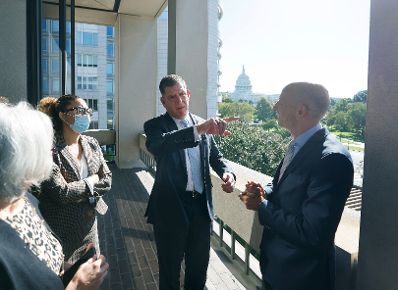 Am 19. Oktober 2021 reiste Bundesminister Martin Kocher zu einem mehrtägigen Arbeitsbesuch nach Washington. Im Bild mit dem US Arbeitsminister Martin Walsh.